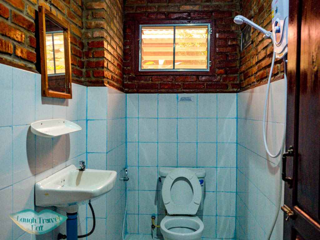 bathroom-zuela-guest-house-luang-namtha-laos-laugh-travel-eat