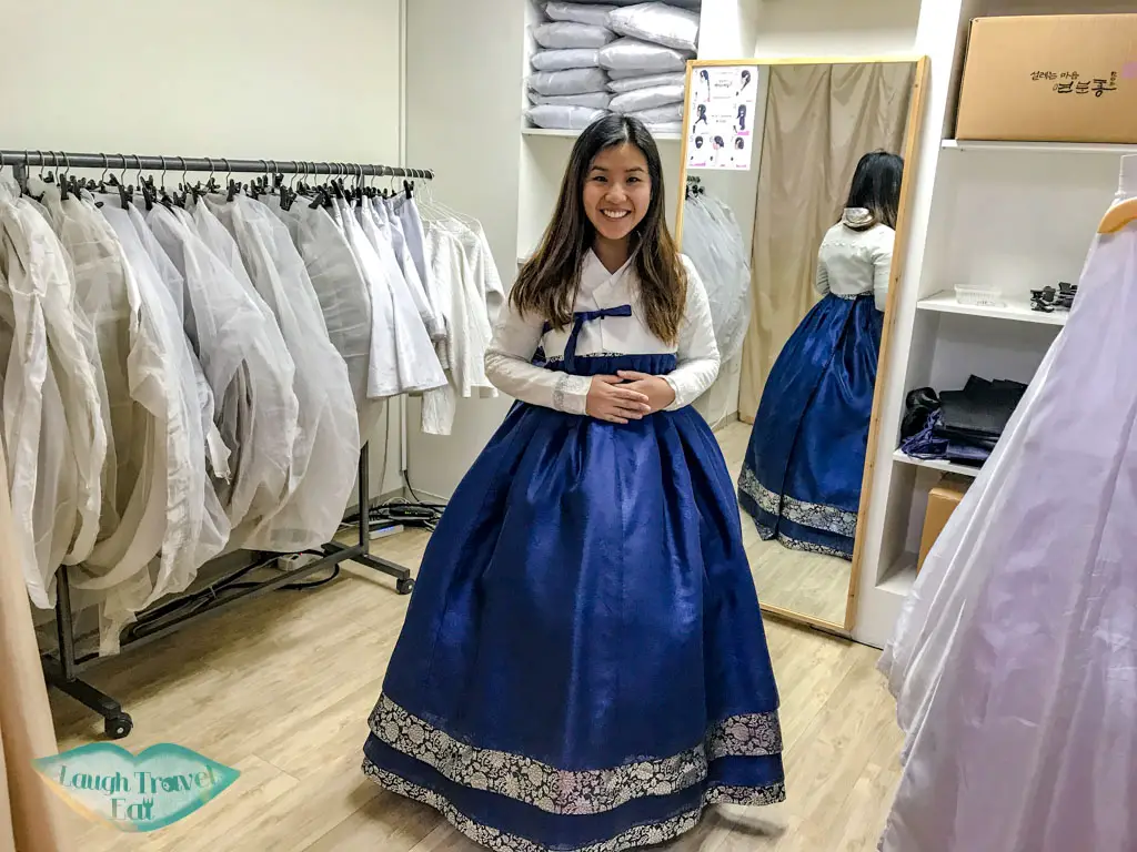 getting-dressed-in-hanbok-3355-seoul-south-korea-laugh-travel-eat