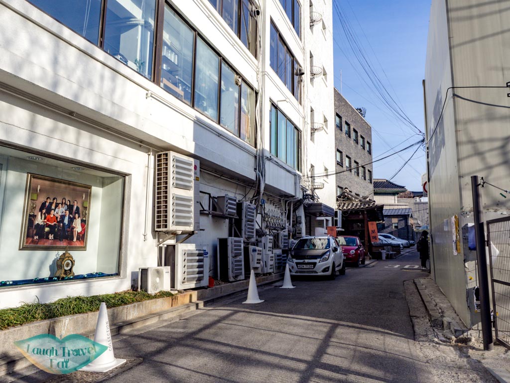 small-lane-to-turn-to-towards-3355-hanbok-rental-place-seoul-south-korea-laugh-travel-eat