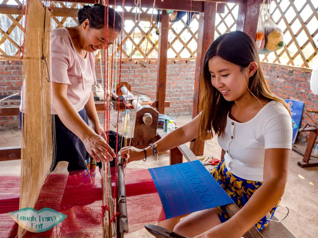 trying-weaving-atPhieng-Ngam-Handicraft-center-luang-namtha-laos-laugh-travel-eat