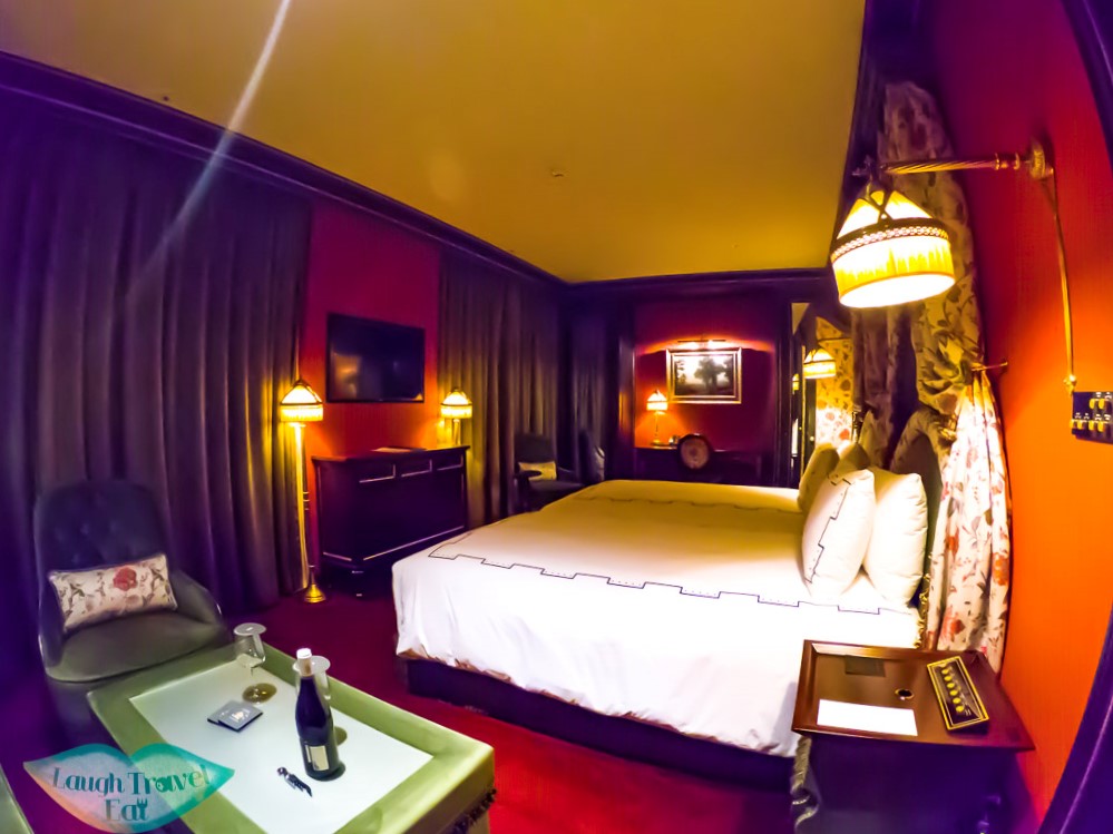 twin-room-lescape-hotel-myeongdong-seoul-south-korea-laugh-travel-eat