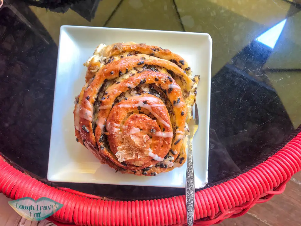 20k-cinnamon-bun-lunag-prabang-bakery-vang-vieng-laos-laugh-travel-eat-55
