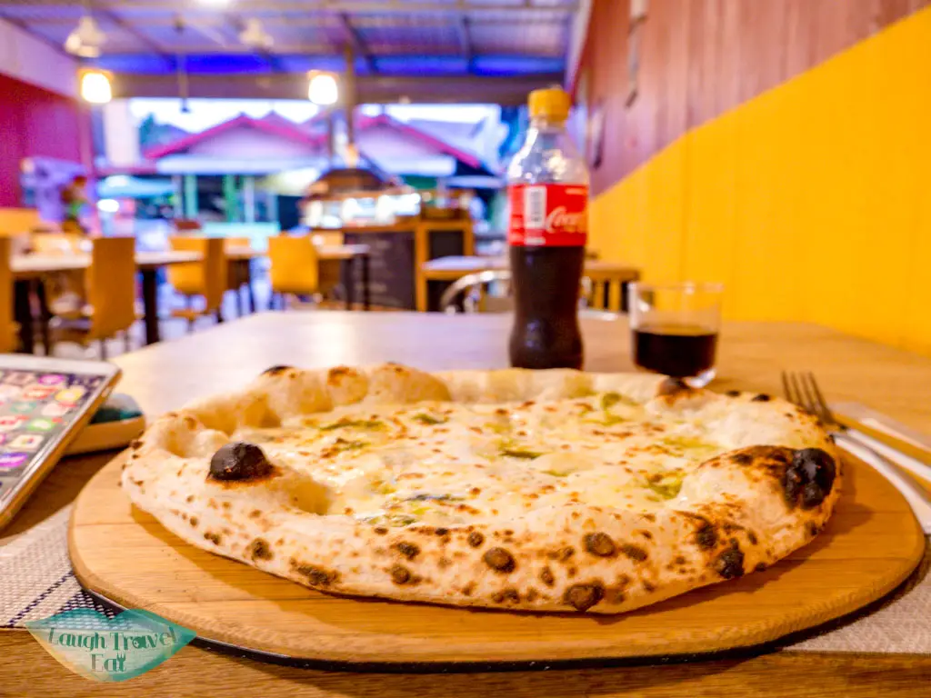 4-cheese-pizza-il-trivolo-vang-vieng-laos-laugh-travel-eat