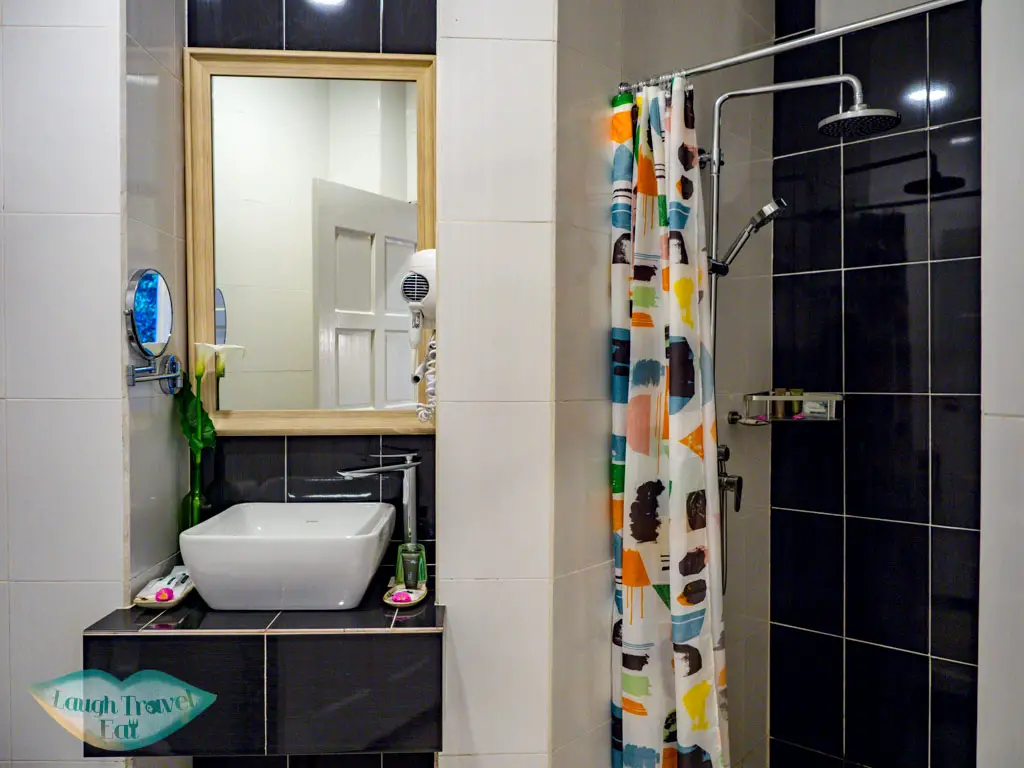 bedroom-1-bathroom-nepenthes-lodge-kinabalu-park-sabah-malaysia-laugh-travel-eat