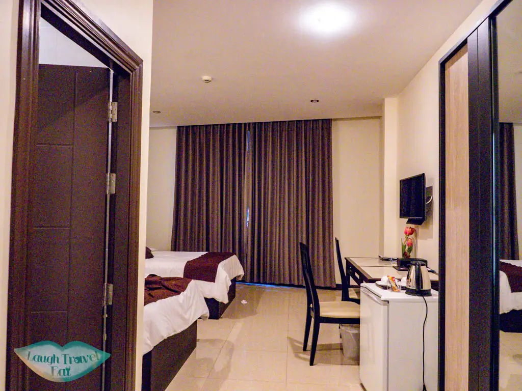 central-point-hotel-room-vientiane-laos-laugh-travel-eat