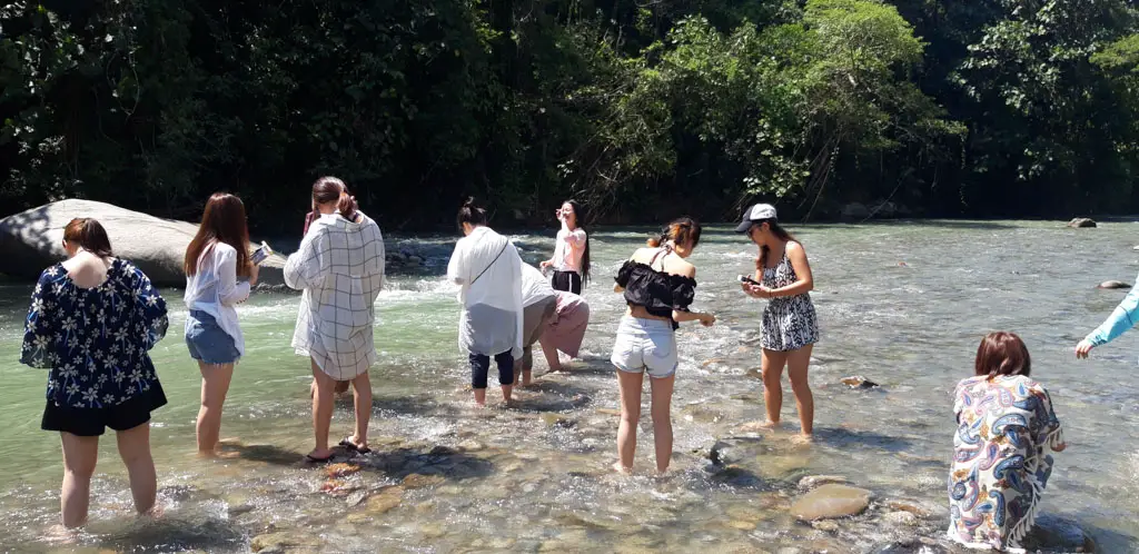 feeding-fish-white-water-rafting-Kota-Kinabalu-kota-kinabalu-sabah-malaysia-laugh-travel-eat