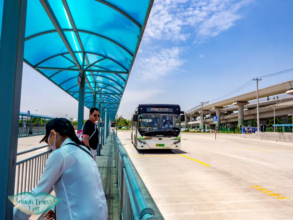 bus 1050 to zhujiajiao water town shanghai china