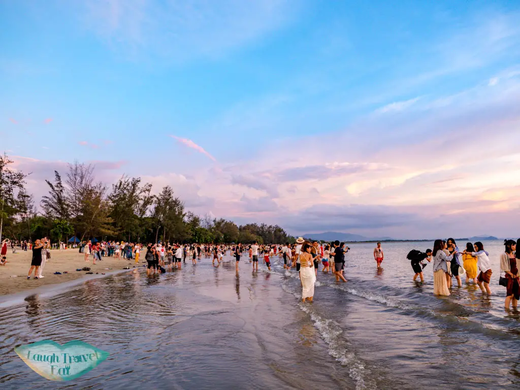 sunset-crowd-Tanjung-Arun-kota-kinabalu-sabah-malaysia-laugh-travel-eat