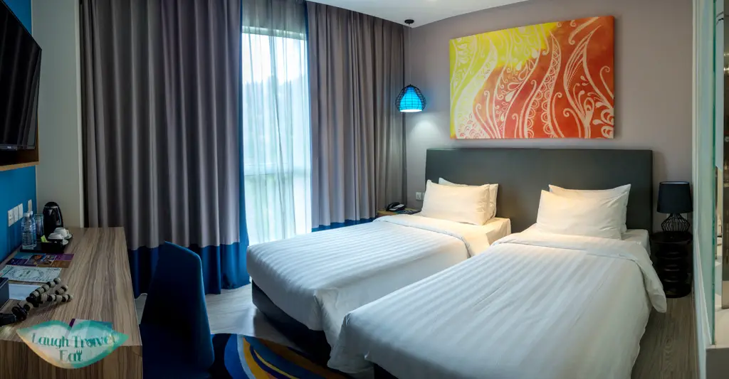 twin-room-mercure-hotel-kota-kinabalu-sabah-malaysia-laugh-travel-eat
