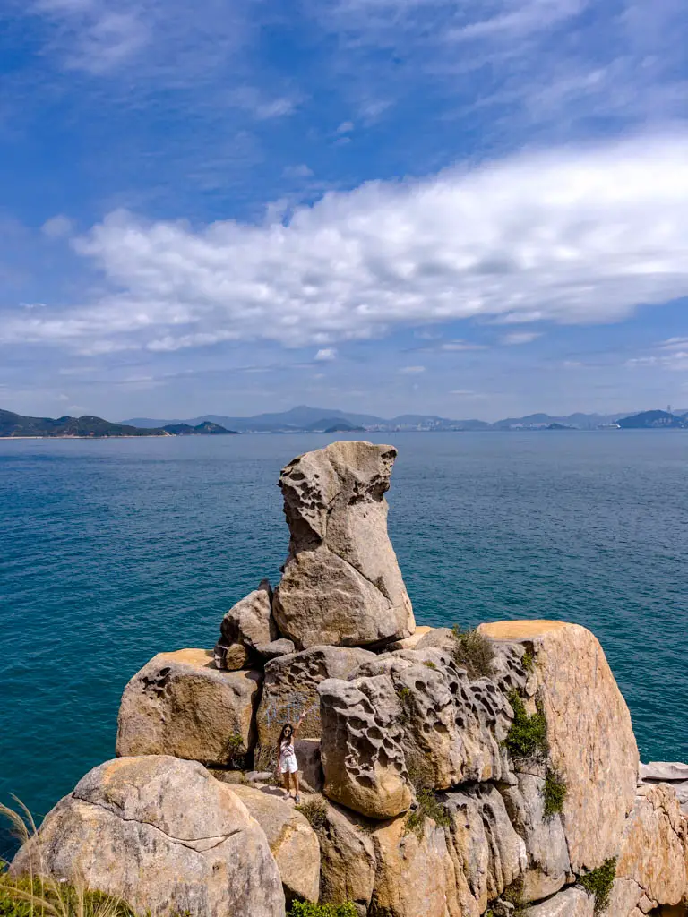 fa peng shek vase rock mini great wall cheung chau hong kong - laugh travel eat