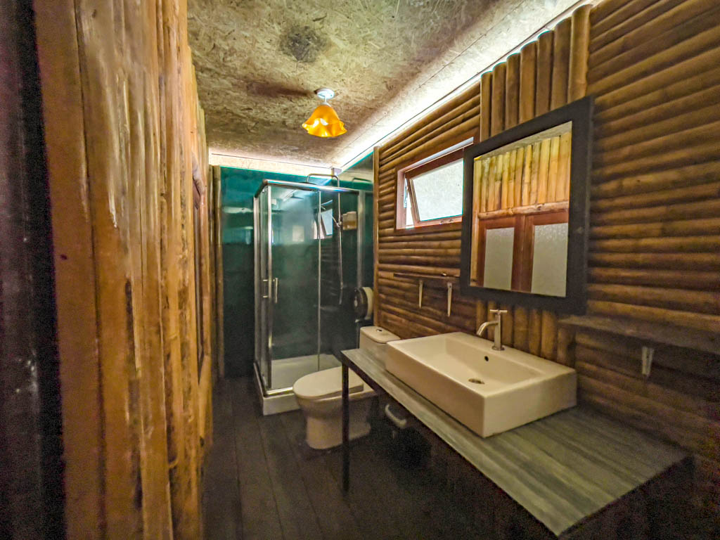 bathroom praiwan raft house chiew larn lake khao sok national park Thailand - laugh travel eat
