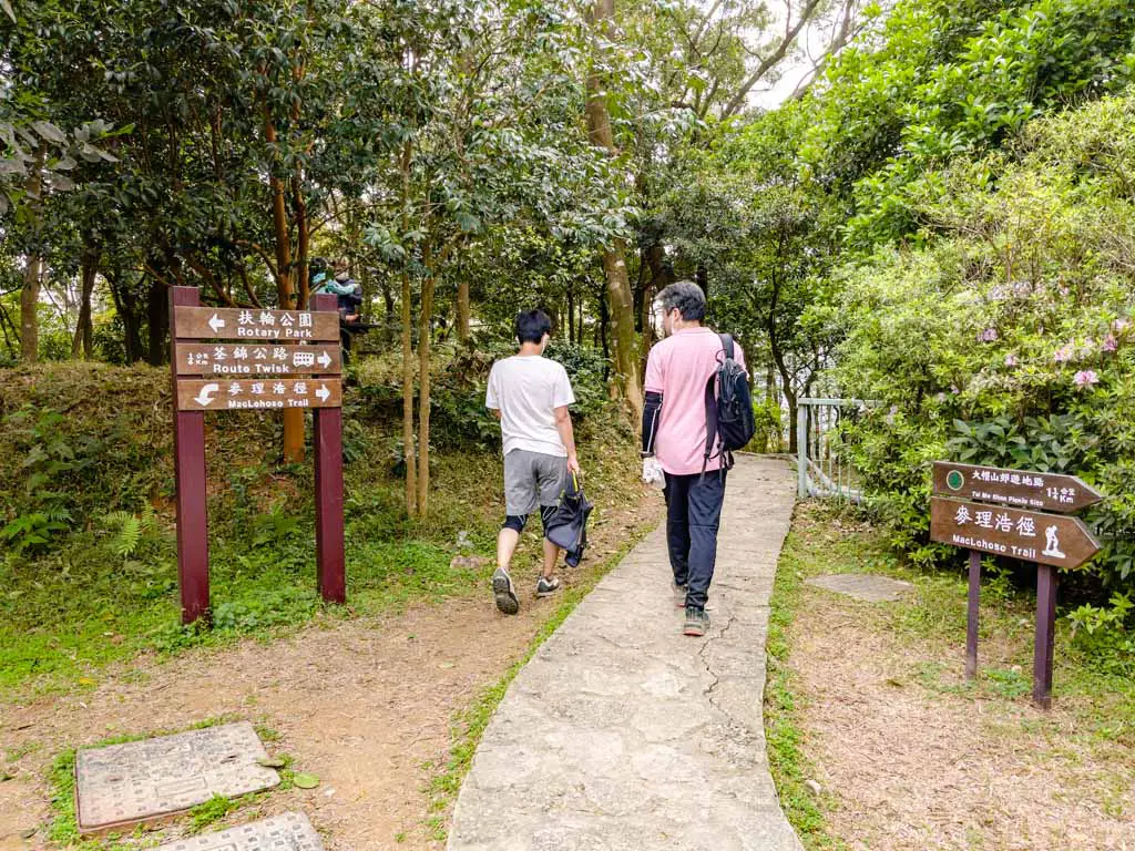 snack stand tai mo shan visitor center to bus stop on route twisk hong kong - laugh travel eat