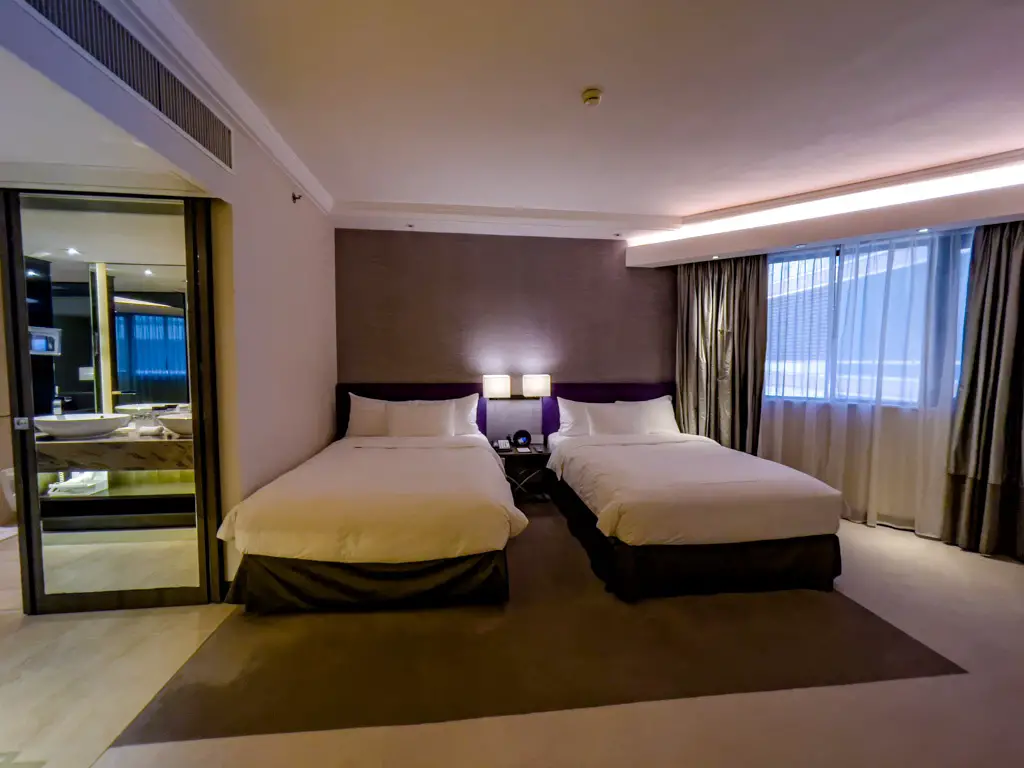 twin continental room gateway hotel tsim sha tsui hong kong - laugh travel eat-4