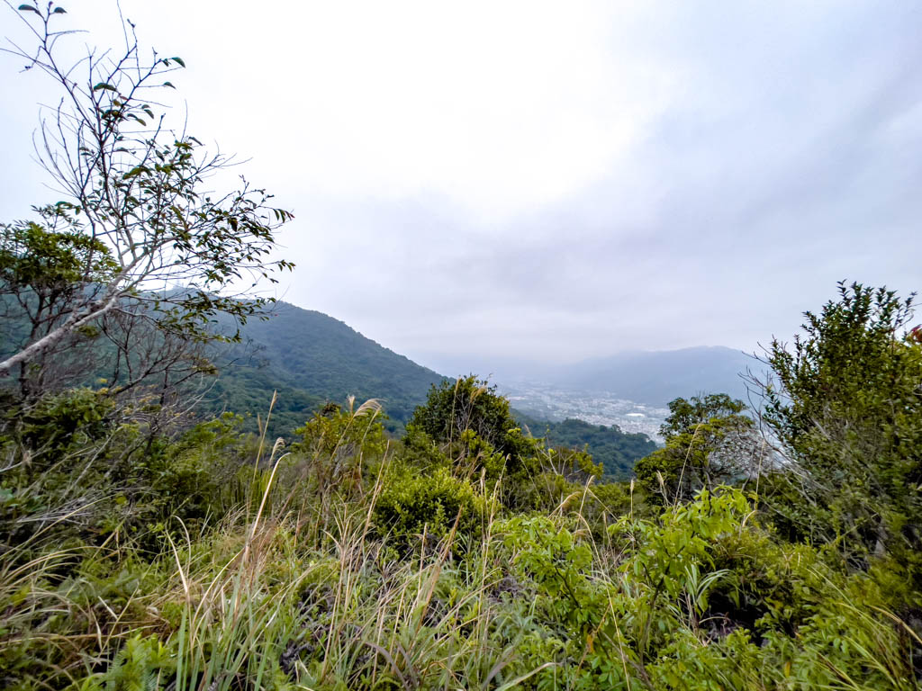 past Kat Tsai Shan Au lau shui heung country trail hong kong - laugh travel eat