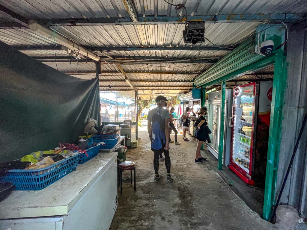 hoi fung store at ham tin wan sai kung hong kong 一尖三咀過四灣 - laugh travel eat