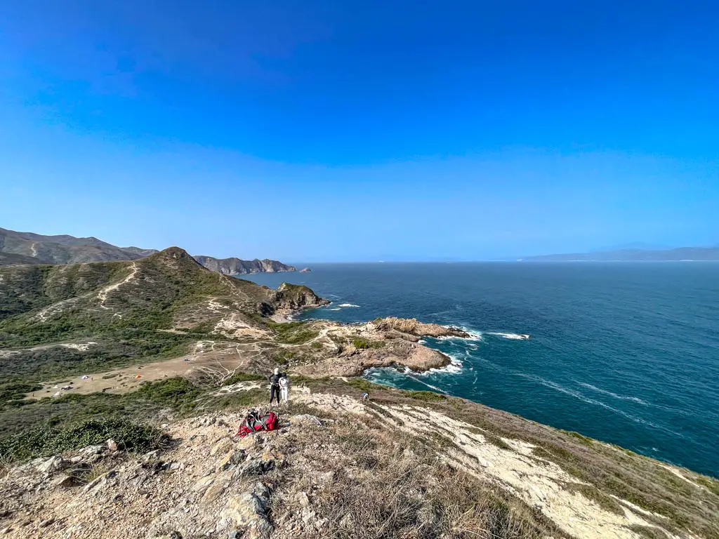 looking down from highest point cheung tsui sai kung hong kong 一尖三咀過四灣 - laugh travel eat
