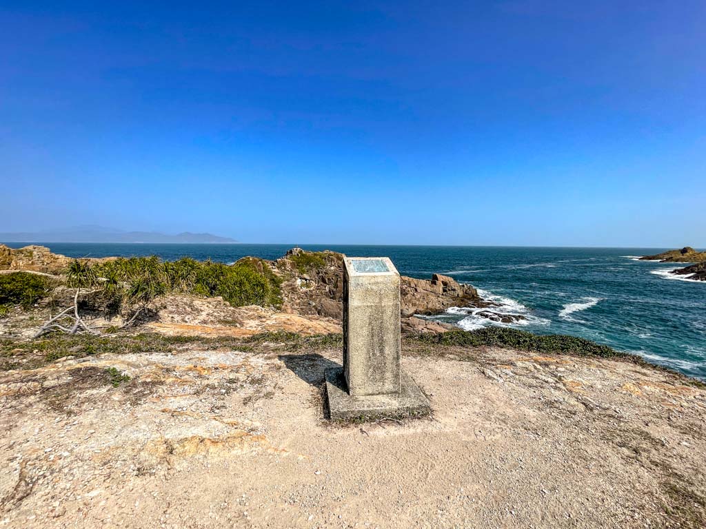 memorial plaque at cheung tsui sai kung hong kong 一尖三咀過四灣 - laugh travel eat