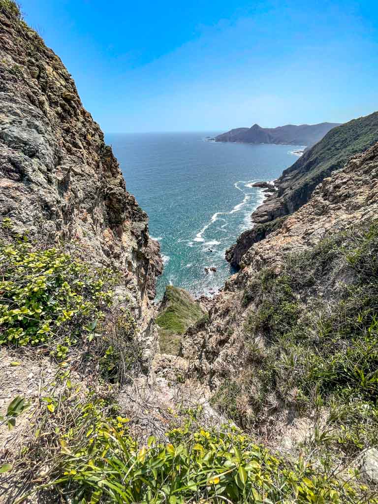 narrowest part of trail ontuen tsui sai kung hong kong 一尖三咀過四灣 - laugh travel eat