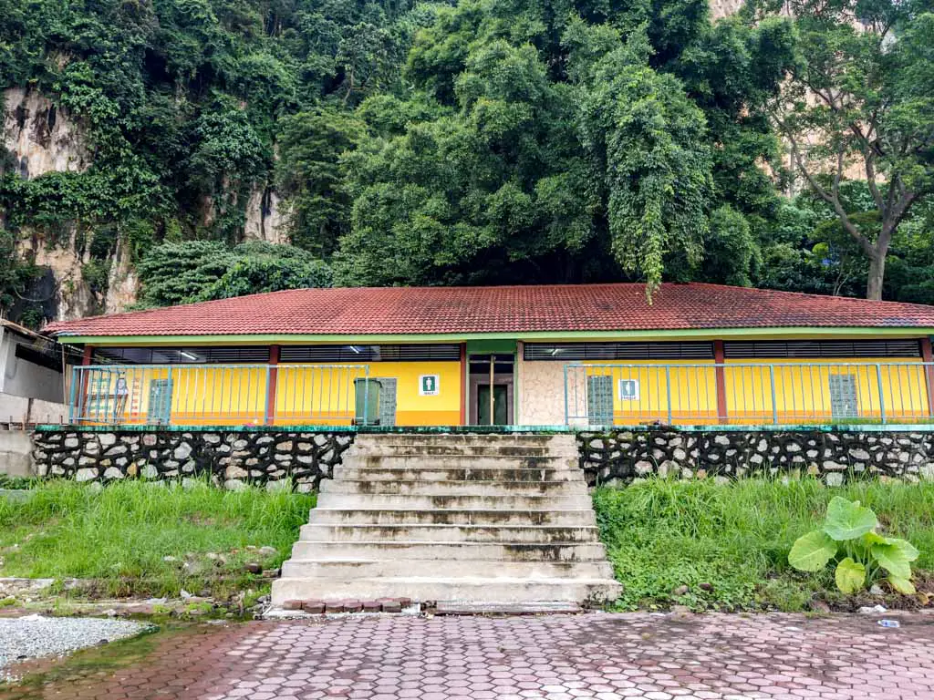 bathroom batu cave kuala lumpur Malaysia - laugh travel eat