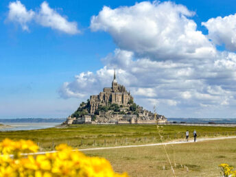https://www.getyourguide.com/mont-saint-michel-abbey-l158630/mont-saint-michel-and-abbey-ticket-booklet-t66202/?partner_id=FONRSAF&utm_medium=online_publisher&placement=%22other%22&cmp=montstmichel_abbeytickets