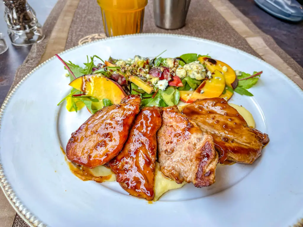 shtastlivetsa restaurant sofia bulgaria - laugh travel eat