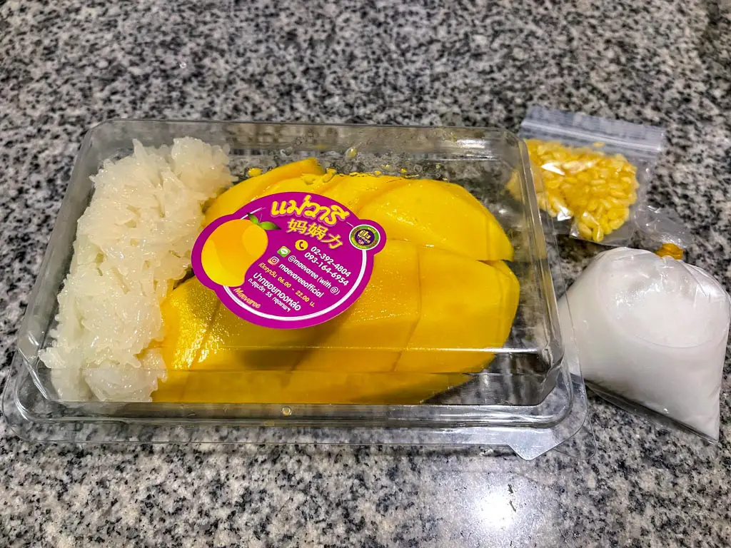 Mae Varee Mango Sticky Rice thong lo bangkok thailand - laugh travel eat-2