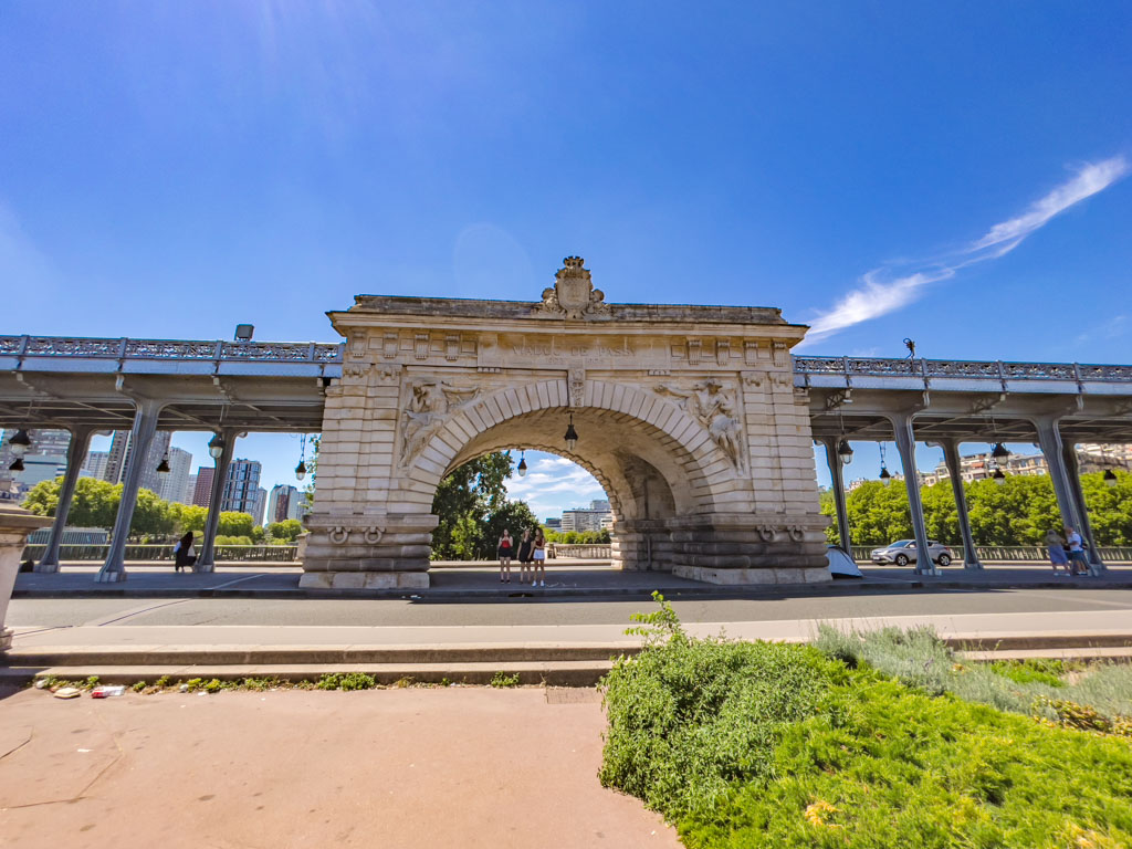 Pont de Bir Hakeim paris france - laugh travel eat