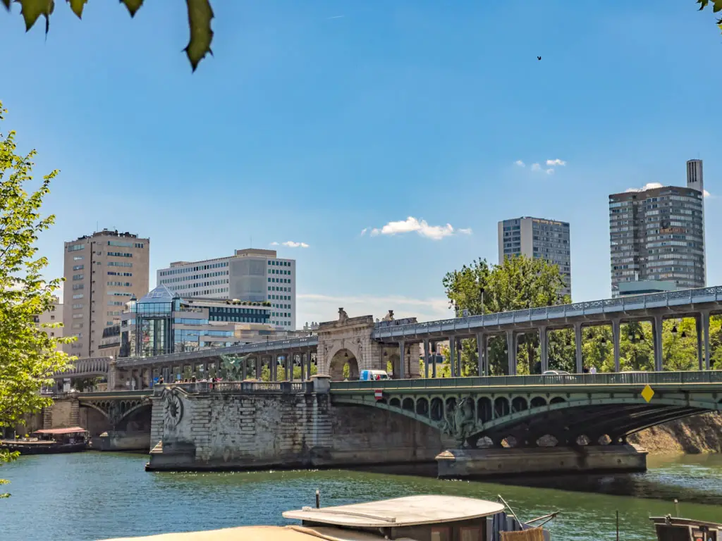 Pont de Bir Hakeim paris france - laugh travel eat