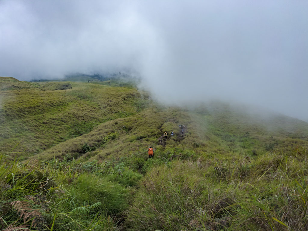 pos 2 to pos 3 sembalun route mount rinjani trek lombok indonesia - laugh travel eat