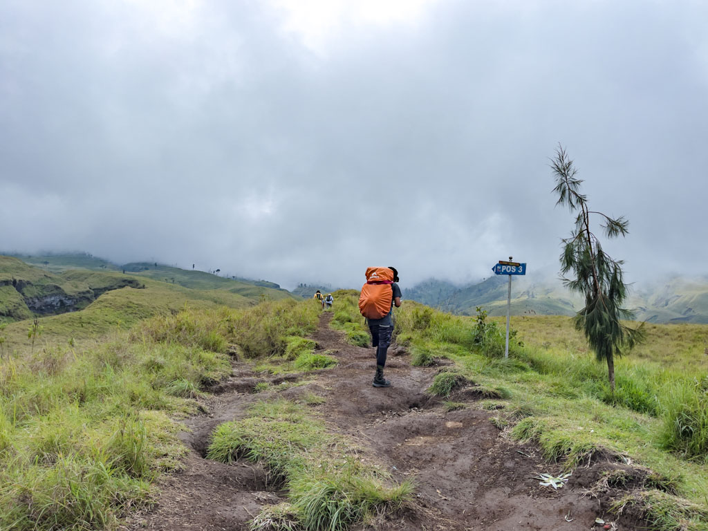 pos 2 to pos 3 sembalun route mount rinjani trek lombok indonesia - laugh travel eat
