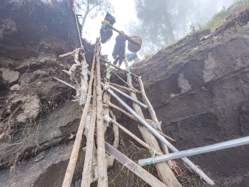 pos 4 to campsite sembalun route mount rinjani trek lombok indonesia - laugh travel eat-4