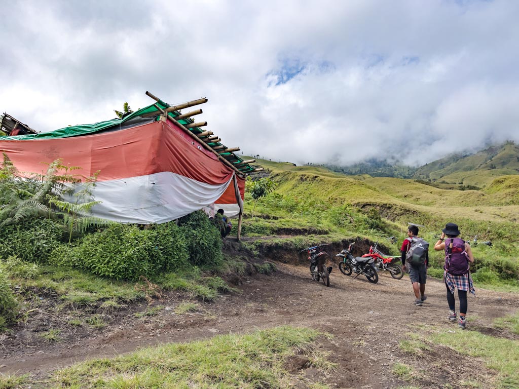 terminal motorbike taxi stop pos 2 sembalun route mount rinjani trek lombok indonesia - laugh travel eat
