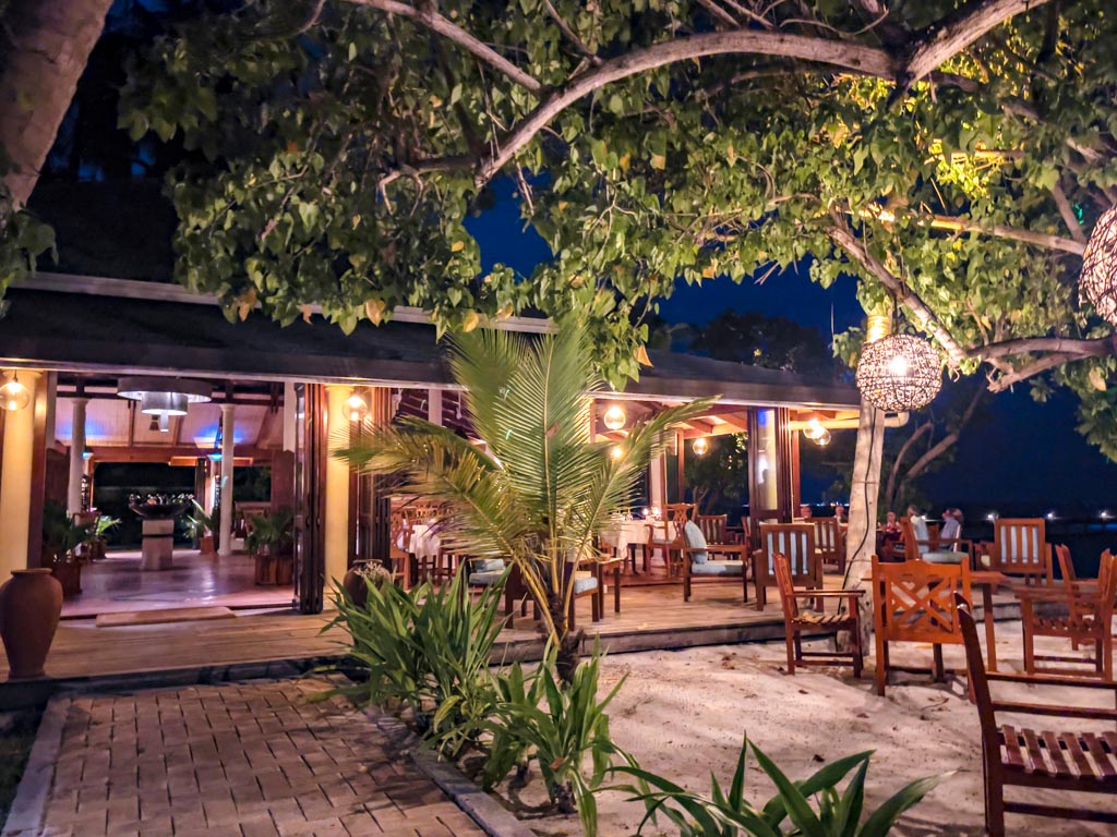 Raabondhi Restaurant royal island Maldives - laugh travel eat