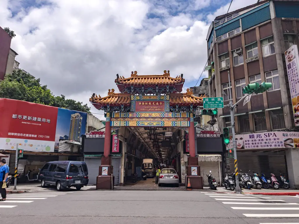 Huaxi Night Market taipei taiwan - laugh travel eat