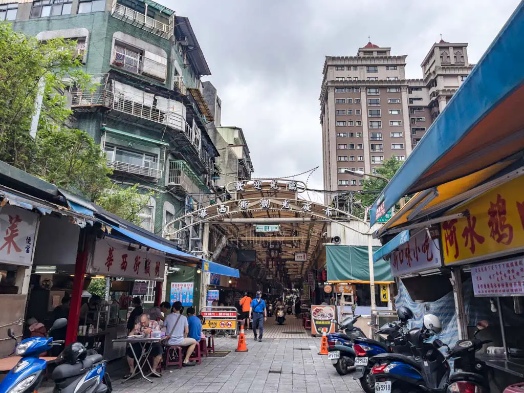 Huaxi Night Market taipei taiwan - laugh travel eat