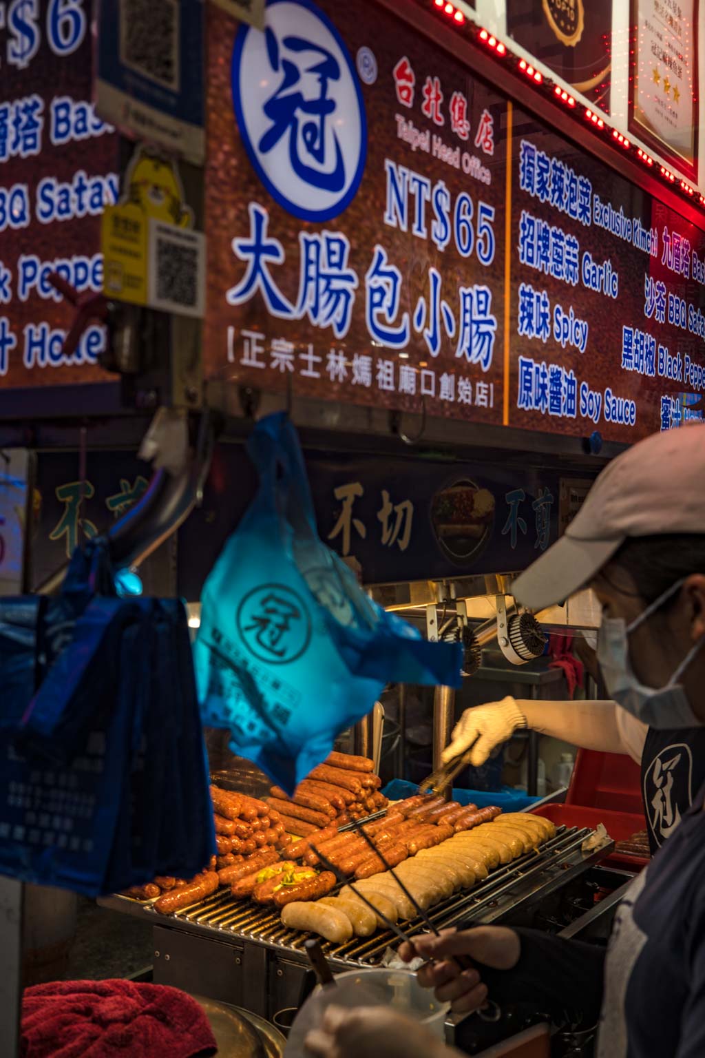 big sausage small sausage shilin night market taipei taiwan - laugh travel eat