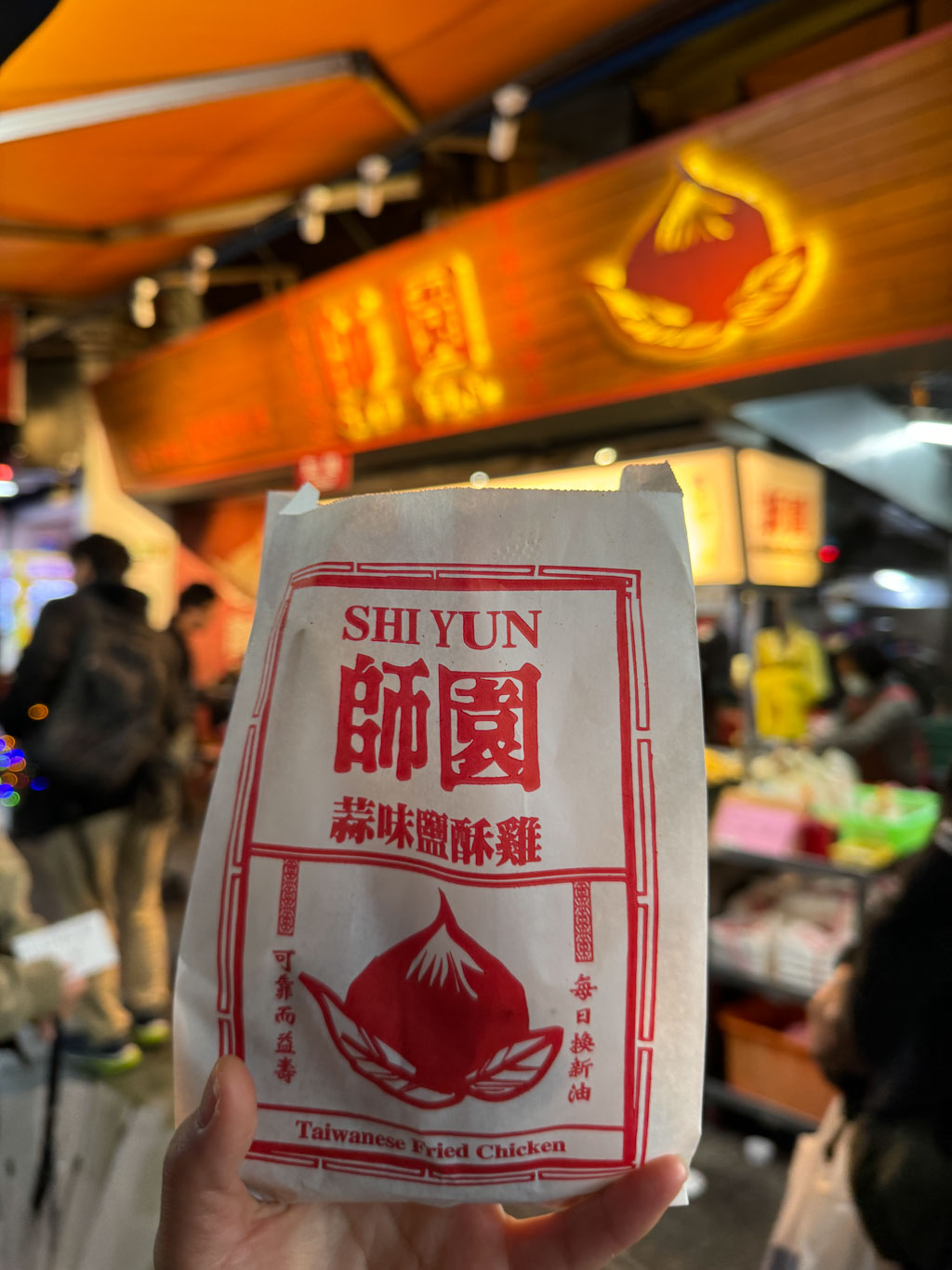 garlic fried chicken shi yu shida night market taipei taiwan - laugh travel eat