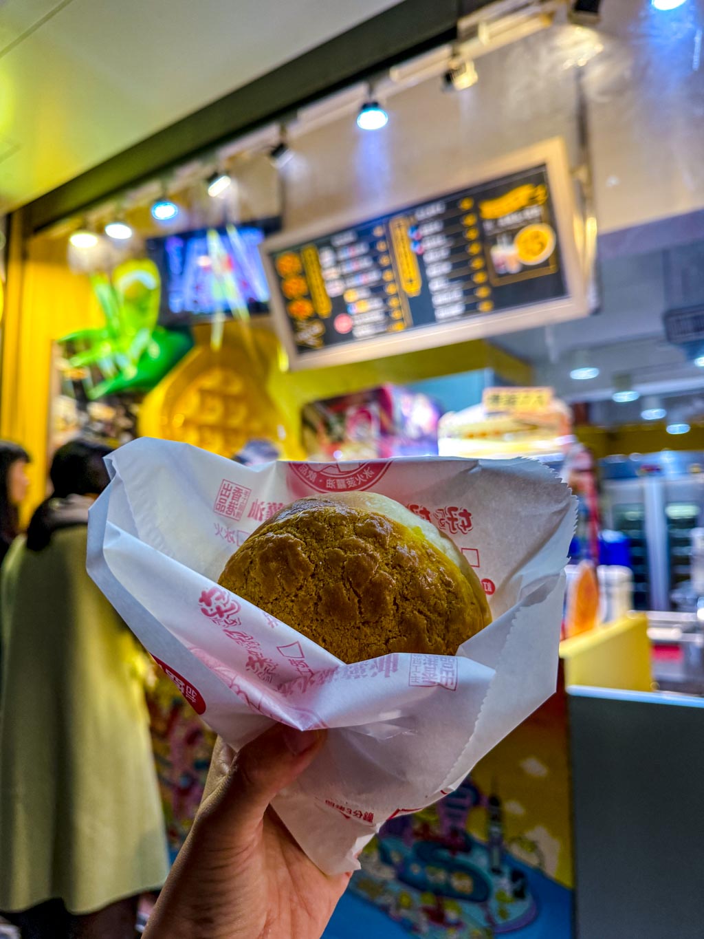 hohomei pineapple bun Shida night market taipei taiwan - laugh travel eat