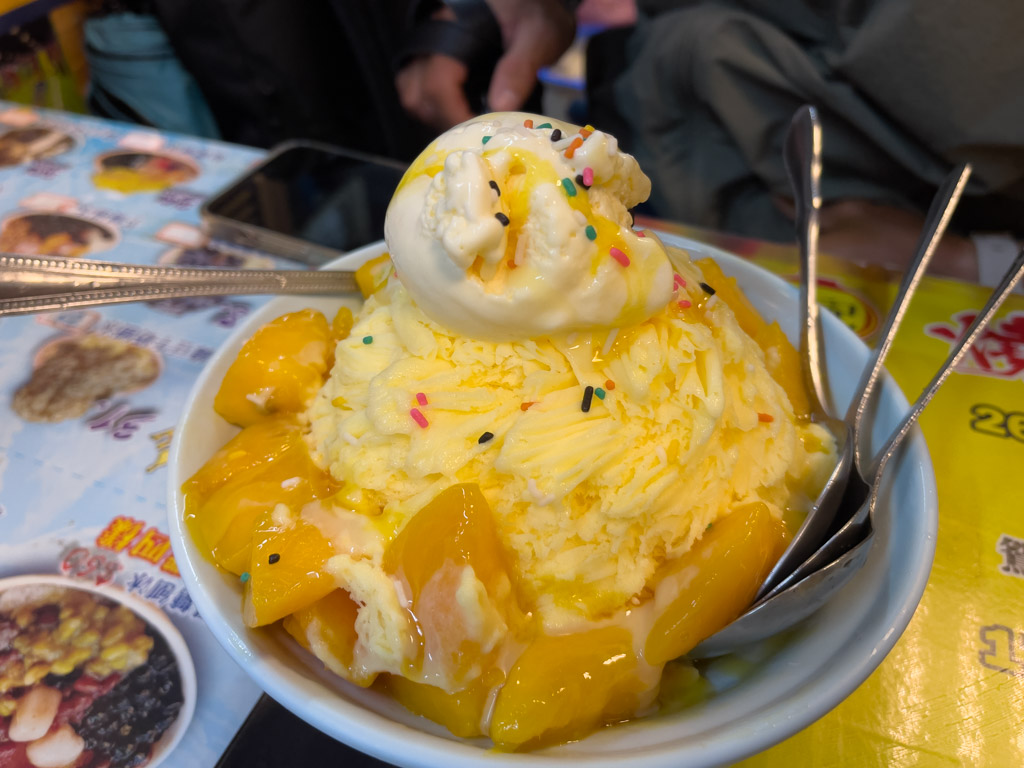 mango shaved ice ningxia Night Market taipei taiwan - laugh travel eat
