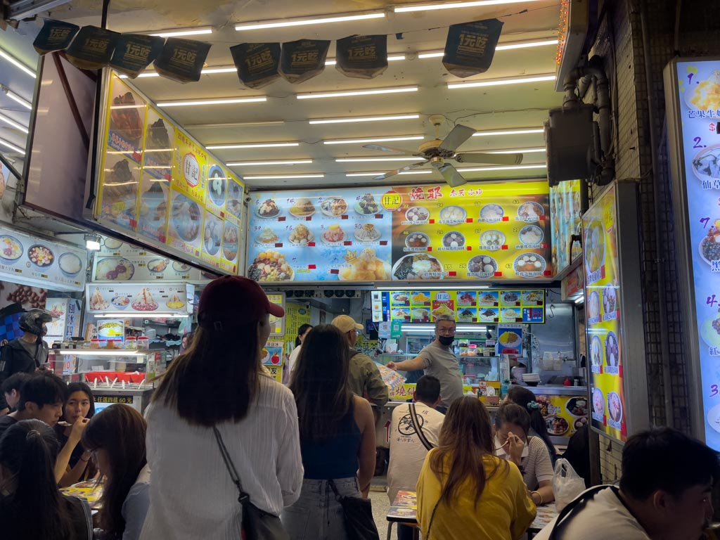mango shaved ice ningxia Night Market taipei taiwan - laugh travel eat