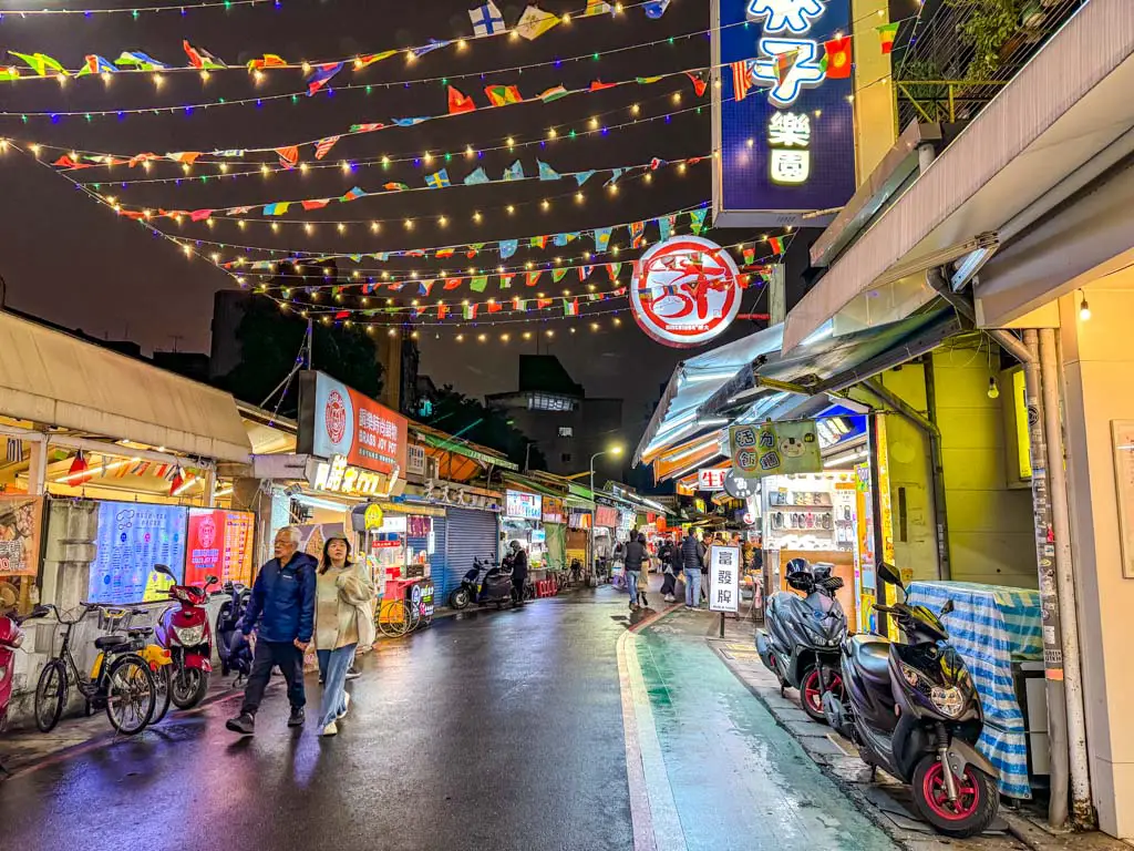 shida night market taipei taiwan - laugh travel eat