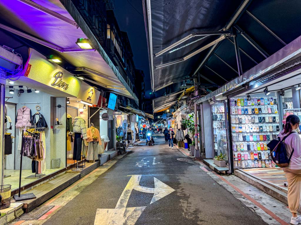 shida night market taipei taiwan - laugh travel eat