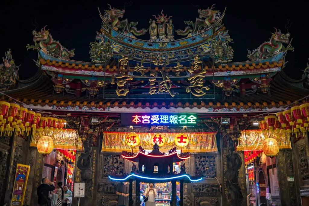 temple shilin night market taipei taiwan - laugh travel eat