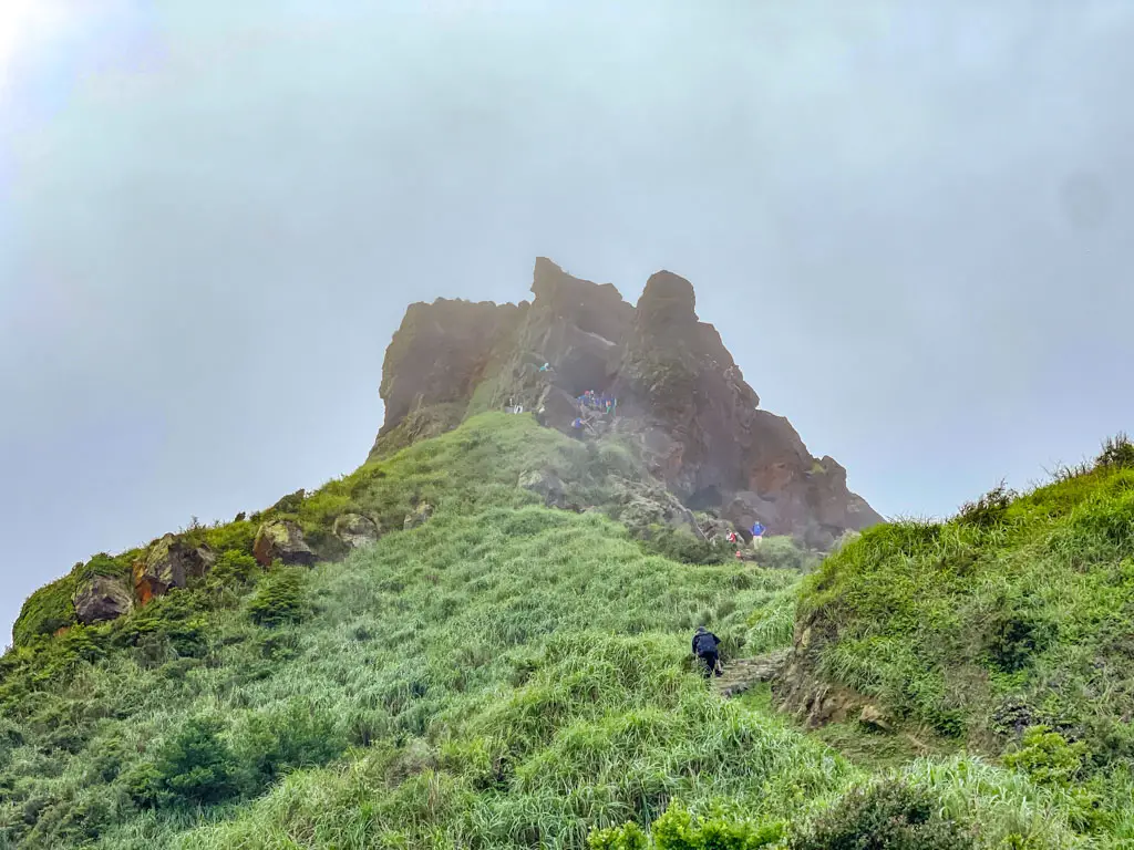peak hike teapot mountain hike taiwan - laugh travel eat