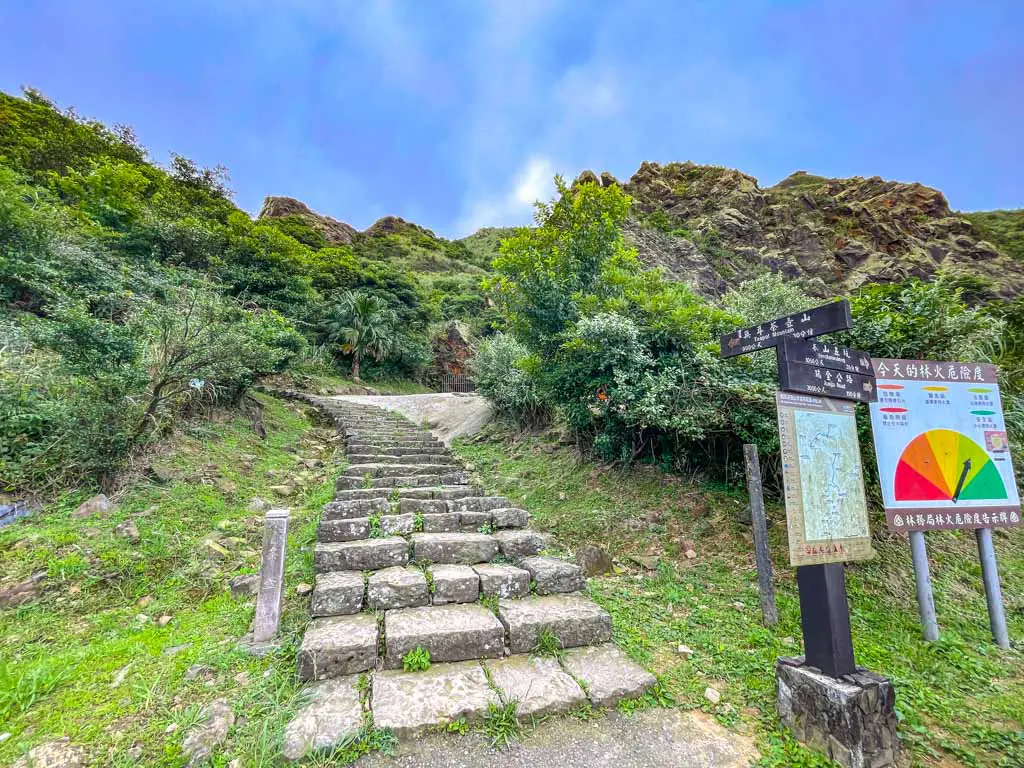 trail start peak hike teapot mountain hike taiwan - laugh travel eat