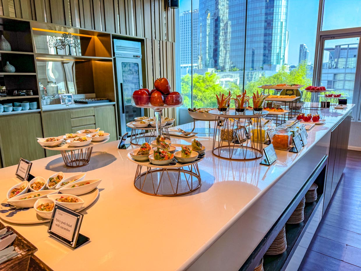 evening tea and cocktail Siraa club Amari Bangkok Pratunam Thailand - laugh travel eat