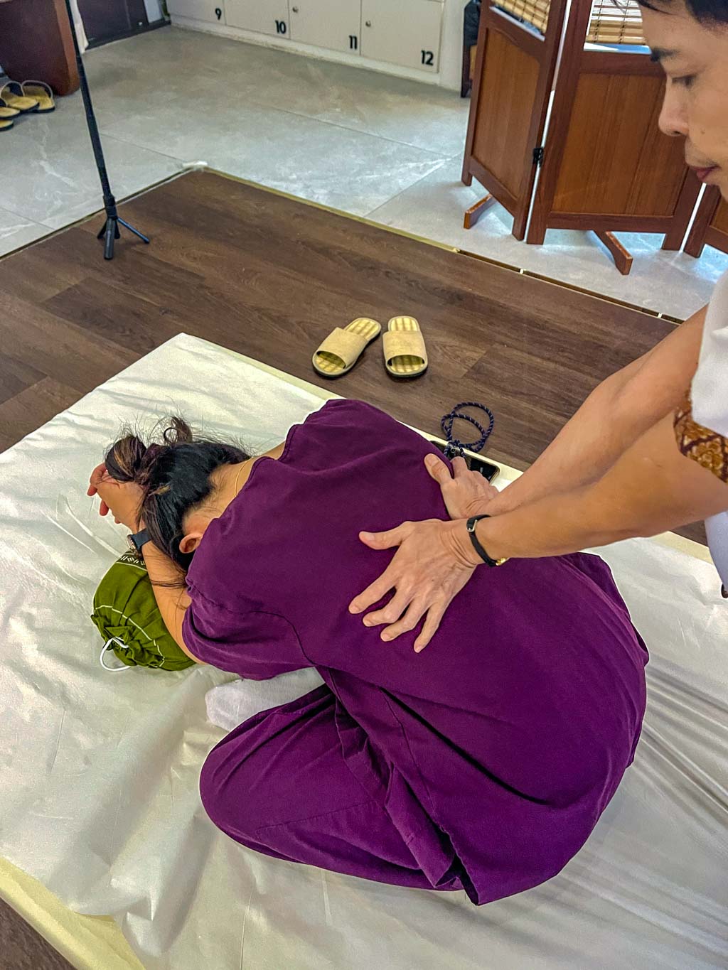 learning shoulder back massage thaihand massage workshop bangkok thailand - laugh travel eat