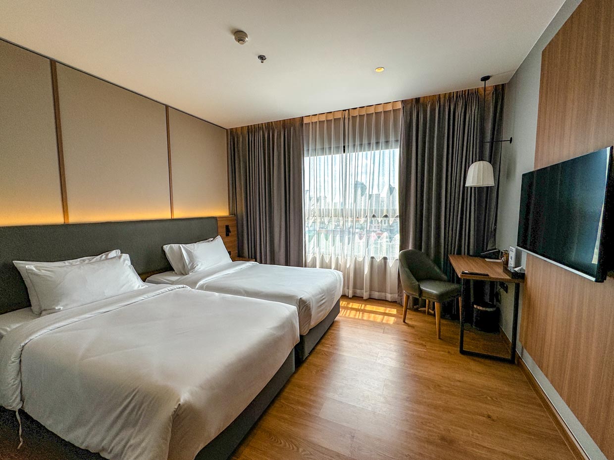 plot twist sunset best western chatuchak bangkok thailand - laugh travel eat
