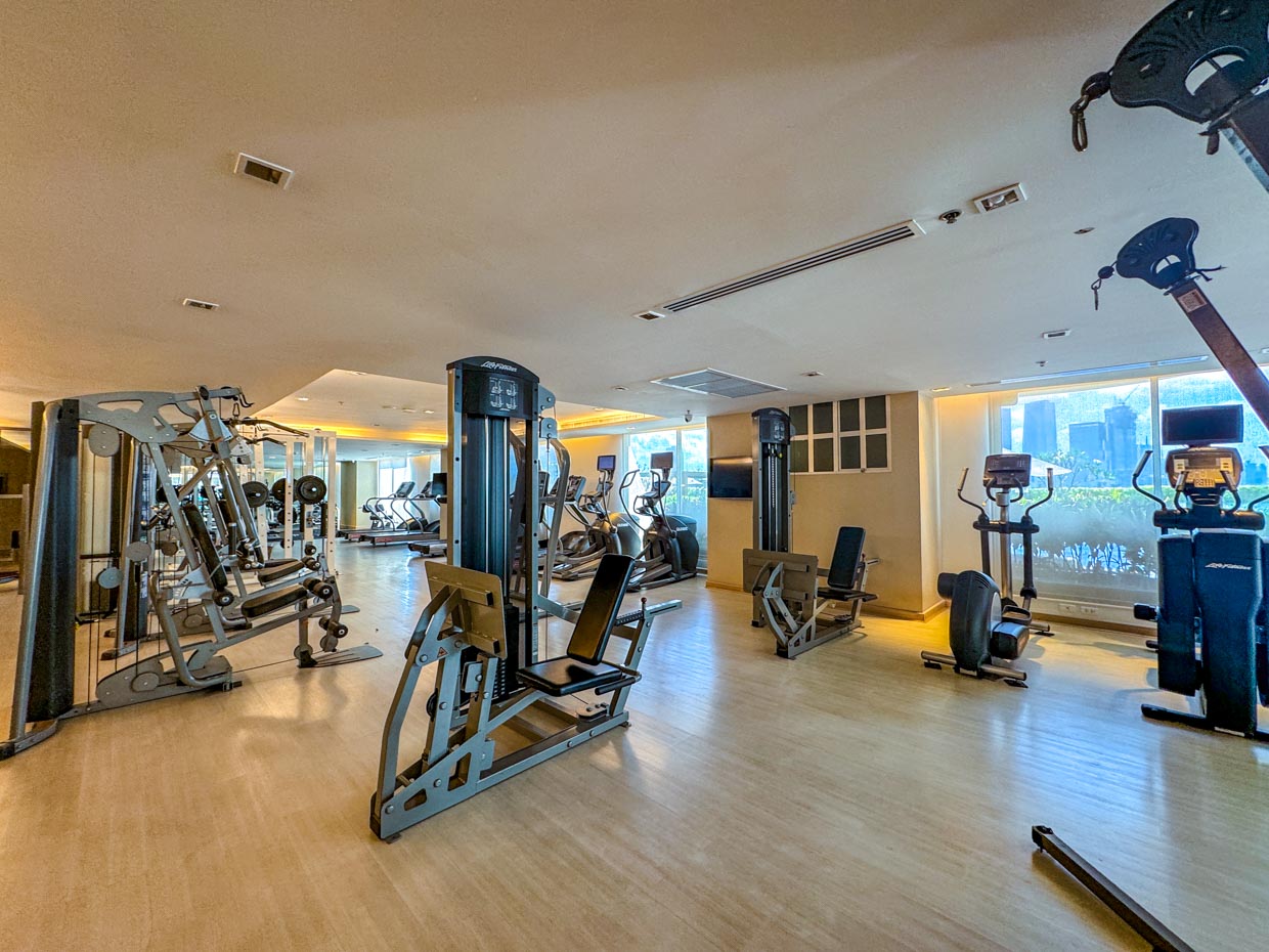shama lakeview asoke service apartment bangkok thailand - laugh travel eat