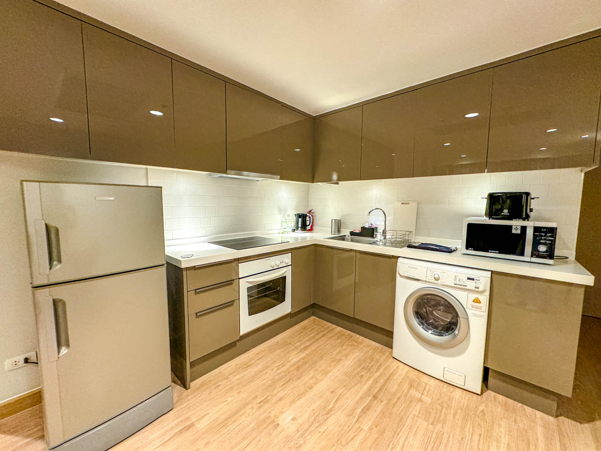 shama lakeview asoke service apartment bangkok thailand - laugh travel eat